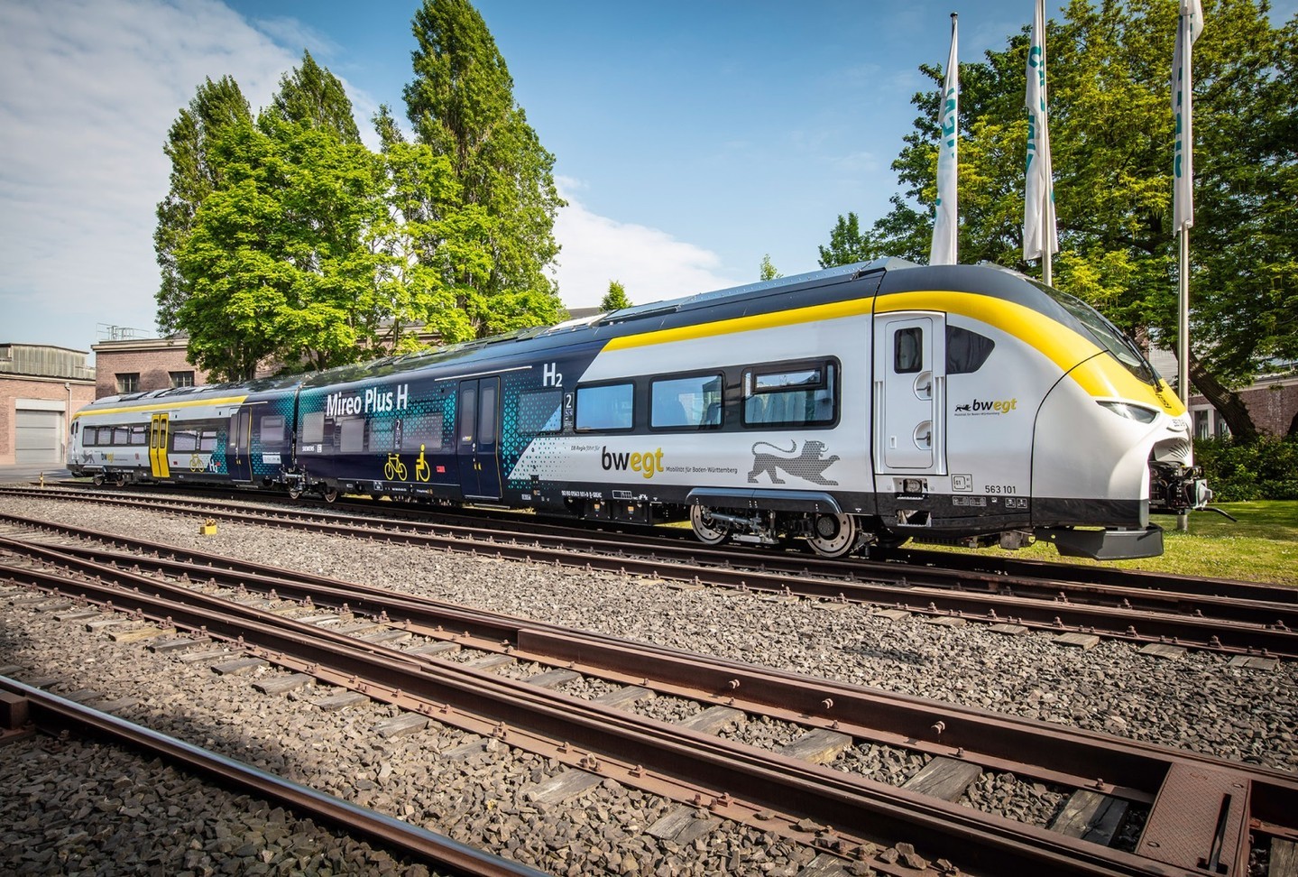 📷 by @siemens_mobility 🇩🇪 DB and Siemens officially present the Mireo Plus H for Baden-Württemberg ⬆️ More details on Railcolor News
.
.
.
.
.
#siemens #mireo #siemensmireo #emu #hydrogenmultipleunit #hydrogen #HMU #DB #DeutschBahn #railways #railways_of_germany #railcolornews #eisenbahn #siemens_mobility #MireoPlusH #SiemensMireoPlus #SiemensMireoPlusH #bahn #zug #züge #bahnlandbayern #bahnfotos #schienen #schienenverkehr #bwegt