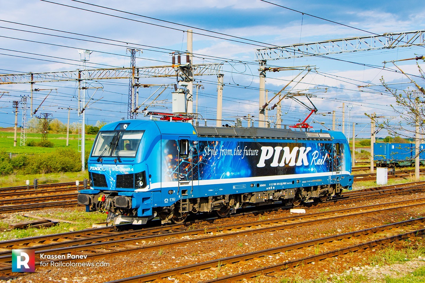 📸by Krassen Panev 🇧🇬 PIMK Rail’s Smartron 80 001 rides in ‘Style from the future’ ⬆️ More on RailcolorNews.com 📰
.
.
.
.
.
#siemens #siemenssmartron #smartron #PIMK #pimksmartron #Siemens_mobilty #railways #railways_of_europe #eisenbahnfotografie #railwayphotography #ellok #electriclocomotive #livery #creativity #влак #локомотив #80001 #locomotive #lokomotiva #Voluyak #Bulgaria #PIMKrail #stylefromthefuture