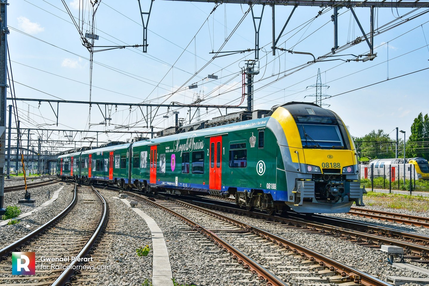 📷 by Gwenaël Piérart 🇧🇪 Train World presents: The “Royals & Trains” Desiro ⬆️ Read more on RailcolorNews.com
.
.
.
.
#Siemens #Desiro #SiemensDesiro #DesiroML #SNCB #SiemensDesiroML #TrainWorld #Royals&Trains #royalsandtrains #railwayphotography #trains_in_belgium #railcolornews #railcolor #belgiantrain #spoorleven #spoor #spoorlijn #belgischespoorwegen #trein #spoorleven #train #ferroviaire #nationalrailwaymuseum #belgie #cheminsdefer #trains_of_our_world #nmbs #081088 #Schaerbeek