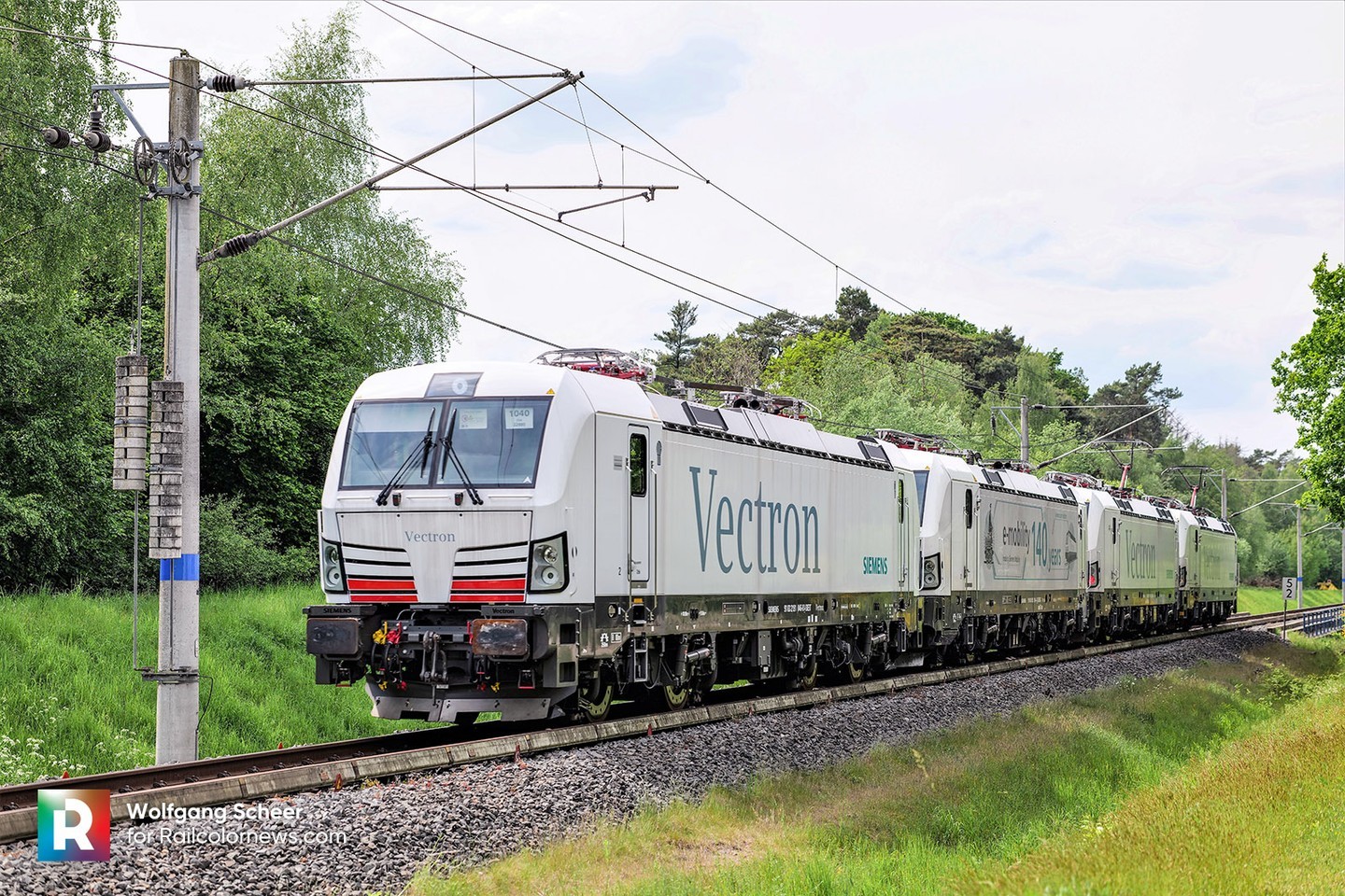 📷 by Wolfgang Scheer 🇩🇪 191 046: a new testbed Vectron for Italy ⬆️ You don't see this article on RailcolorNews.com? Our subscribers do! 
www.railcolornews.com/expert 
.
.
.
.
#siemens #vectron #siemensvectron #191046 #testbed #electriclocomotive #railways #railways_of_europe #railcolornews  #locomotive #dcvectron #vectronfan #vectron193 #vectronarmy #siemensvectron193 #siemens_mobility #Wegberg-Wildenrath #rollingstock #locomotive #electriclocomotive #eisenbahnfieber #zug #züge