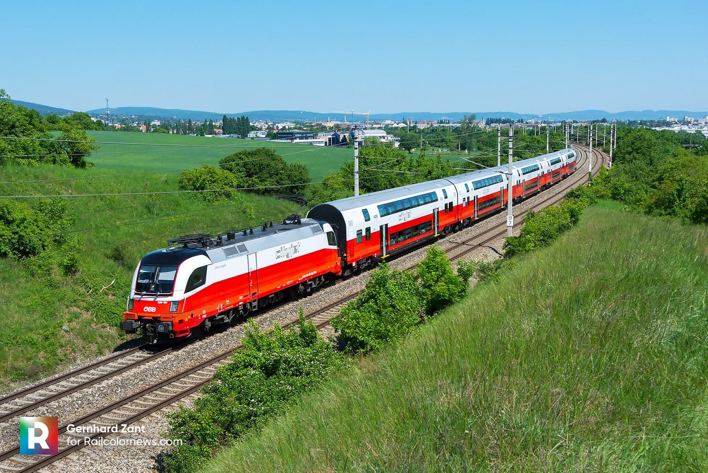📷 by Gerhard Zant 🇦🇹 A CityJet combo: The first CityJet livery Taurus with push-pull coaches ⬆️ 
.
.
.
.
.
#ÖBB #ÖBBTaurus #OBB #OBBTaurus #UnsereOebb #SiemensTaurus #ES64U2 #electriclocomotive #ellok #railways #railways_of_europe #eisenbahnfotografie #railwayphotography #railcolornews #1116181 #bahnfotos #taurus #öbb1116 #österreich #br1116 #oebb1116 #baureihe1116 #zug #rh1116 #cityjet #austria