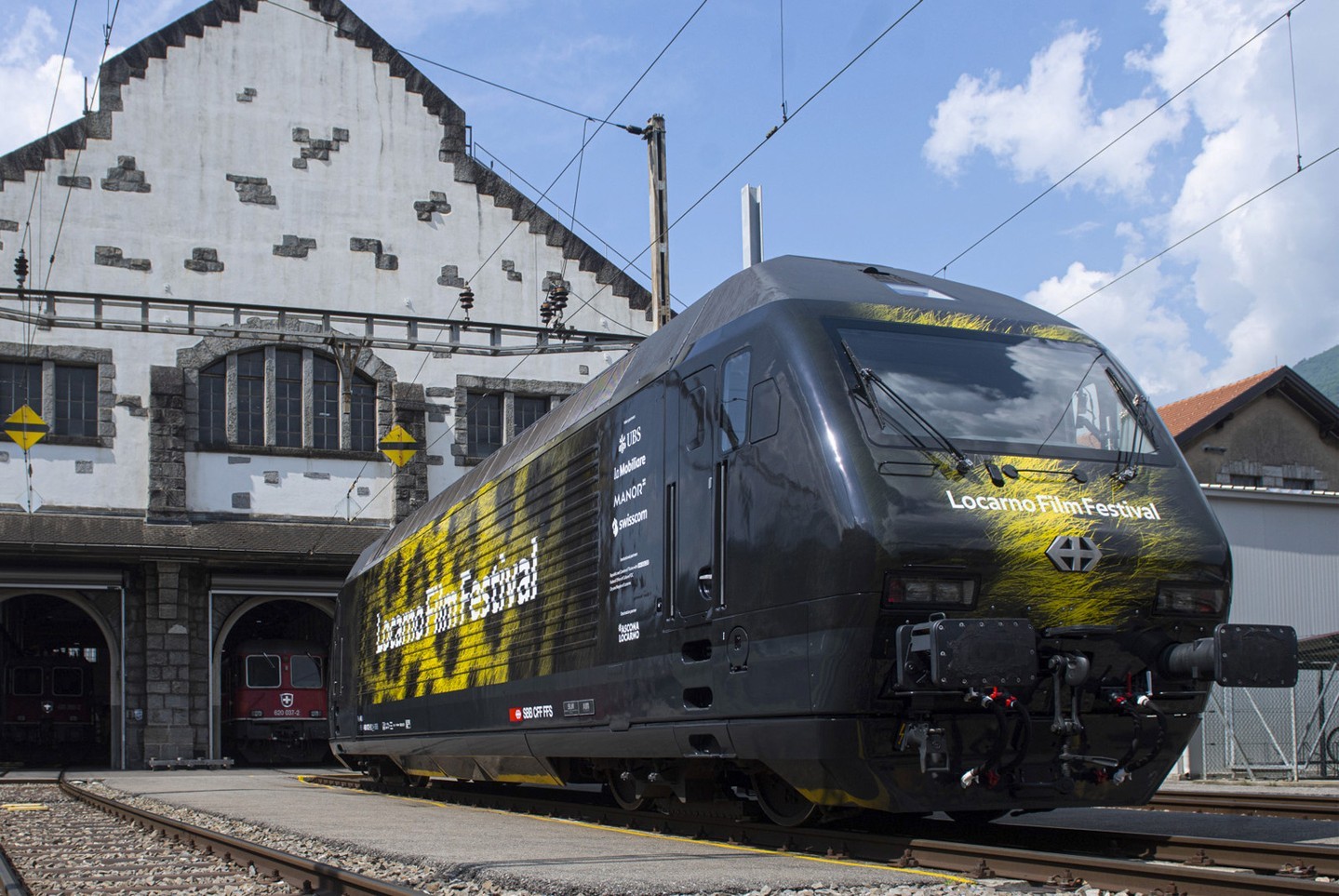 📷 by Locarno Film Festival 🇨🇭 Werbelok o’clock: 460 072 for Locarno Film Festival ⬆️ 
.
.
.
.
.
#SBB #Lok2000SBB #Lok2000 #Re460 #Re460SBB #Re460072 #railcolor #railcolordesign #railcolornews #railways #railways_of_europe #instatrain #ellok #electriclocomotive #locomotive #swisstrains #trains_of_switzerland #schweizerischebundesbahnen #SBBCFFFFS #Locarno #FilmFestival #LocarnoFilmFestival #Bellinzona #460072