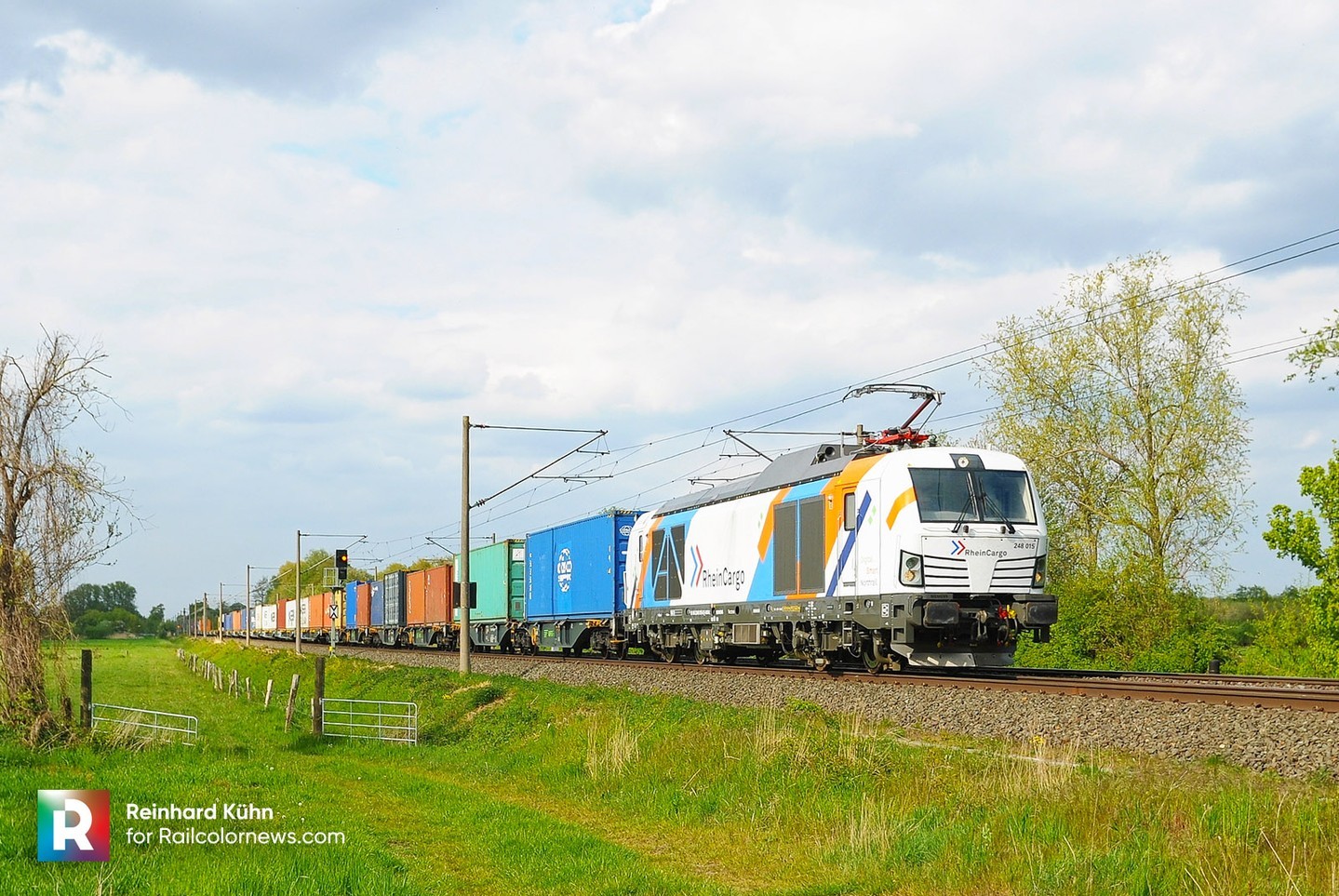 📷 by Reinhard Kühn 🇩🇪 Northrail Vectron Dual Mode with Rheincargo stickers ⬆️ 
.
.
.
.
#siemens #vectron #siemensvectrondualmode #siemens_mobility #vectrondualmode #dualmode #new #electriclocomotive #railways #railways_of_europe #railcolornews #ellok #train #locomotive #ellok #br248015 #bahnreihe248 #248015 #Paribus #Northrail #duallocomotive #eisenbahn #zug #paribusnorthrail #nrail