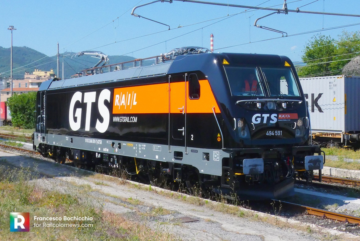 📸 by Francesco Bochicchio 🇮🇹 New GTS TRAXX DC3 out ⬆️ Our subscribers can see the article with details on RailcolorNews.com
.
.
.
.
#railways #railcolornews #railways_of_europe #eisenbahnfotografie #railwayphotography #bombardiertraxx #alstomtraxxdc3 #alstom #traxx #traxxdc3 #electriclocomotive #ellok #treni #vadoligure #italia #treni #gtsrail #gtstraxx #gtstraxxdc3 #gts #vadoligure #stazione #ferrovie #ferrovia #ferrovieitaliane #trenomerci #494591 #gtsr #alessandra #italianrailways