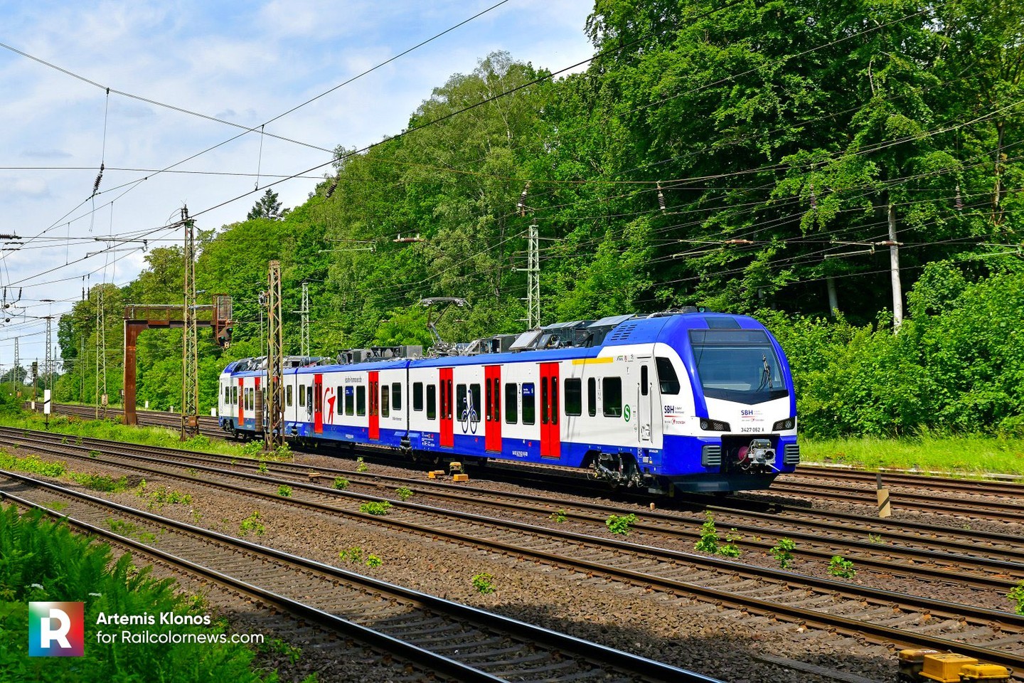 📷 by Artemis Klonos 🇩🇪 Transdev now sole operator of S-Bahn Hannover ⬆️ More pictures on RailcolorNews.com 👍
.
.
.
.
#StadlerRail #Stadler #StadlerFlirt #FLIRT #Transdev #S-bahn #SBahn #EMU #electricmultipleunit #eisenbahnfotografie #railwayphotography #railcolornews #railcolor #sbahnhannover  #triebfahrzeug #trains_of_instagram #trains_of_our_world #trains_of_europe #3427062 #hannover