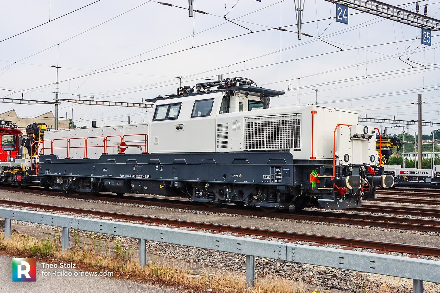 📷 by Theo Stolz 🇨🇭 Snow White: Check out the Prima H4 for Sersa Group ⬆️ Find out more on RailcolorNews.com
.
.
.
.
.
#Sersa #AlstomPrimaH4 #Alstom #PrimaH4 #railcolor #shuntinglocomotive #dualmode #rangierlokomotive #railcolornews #railways #railways_of_europe #eisenbahn #hybrid #hybridlocomotive #rangierlok #swisstrains #railways_of_europe #railways_of_switzerland #Lausanne #Aem940 #Aem940005 #940005 #SersaGroup #SnowWhite