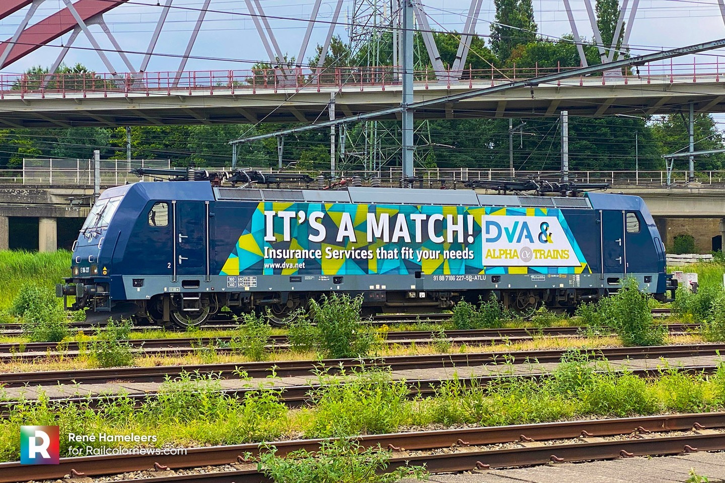 📷 by René Hameleers 🇧🇪 It’s a match: DVA & Alpha Trains livery of 186 227 ⬆️
.
.
.
.
.
#Alstom #TRAXX #TRAXXMS2e #MS2e #AlstomTraxx  #AlphaTrains #electriclocomotive #railways #railways_of_europe #railwayphotography #eisenbahnfotografie #train #trein #zug #railways_of_our_world #trainspotting #DVA #itsamatch #Schaarbeek #Belgium #trainsinbelgium #treinen #treinenspotten #belgiantrain #belgiantrains