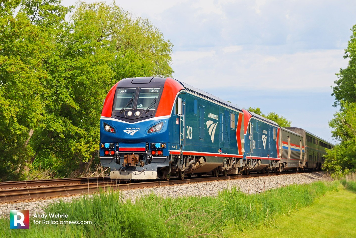 📷 by Andy Wehrle 🇺🇸 It is official: Amtrak orders 50 more long-distance Chargers ⬆️Find out more on RailcolorNews.com 👍
.
.
.
.
.
#Siemens #SiemensCharger #SiemensALC42 #ALC42 #ChargerALC42 #ChargerLocomotive #Diesellocomotive #railroad #railfanning #Amtrak #railroadphotography #trains #railcolornews #railcolor #AL42302 #AL42303 #railroads #railroading #railroadphotography #railroadlife #railfanning_america #railroads_of_the_usa #railroads_of_america #302 #303 #EmpireBuilder #AmtrakEmpireBuilder