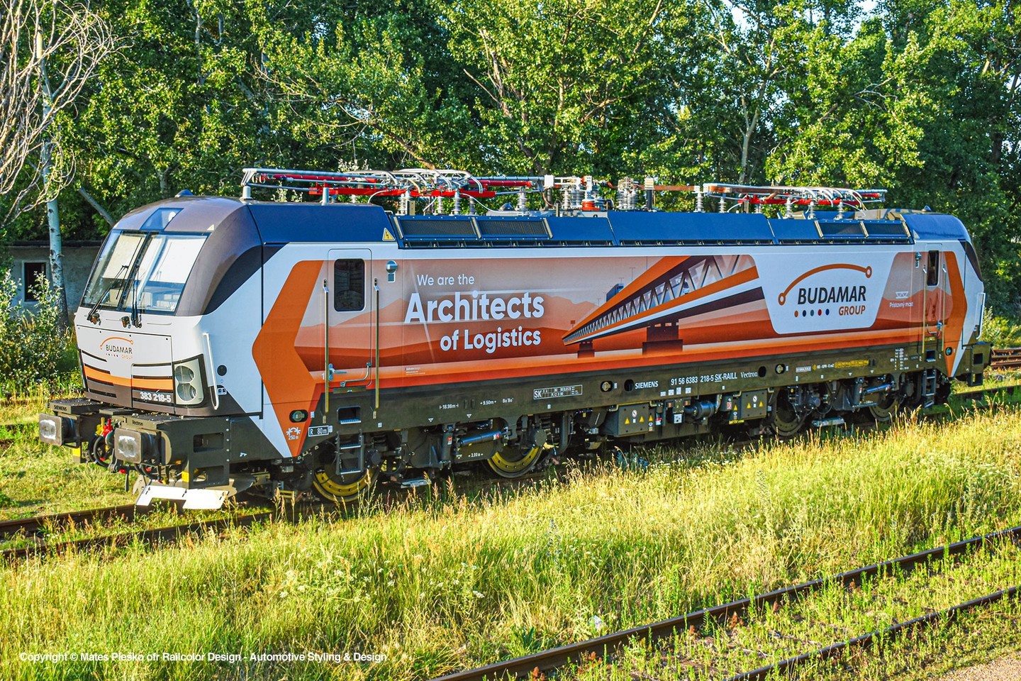 📷 by Matej Pleško 🇸🇰 “Architects of Logistics” – Budamar Group launches first design locomotive ⬆️ designed by @RailcolorDesign
.
.
.
.
.
#Budamar #siemens #vectron #siemensvectron #383 #383218 #6383218 #electriclocomotive #railways #railways_of_europe #railcolornews #ellok #budamarvectron #locomotive #architectsoflogistics #budamargroup #siemens_mobility #trainstagram #railways #bahn #eisenbahn #zeleznice #eisenbahnbilder #zugbilder #vlaky #rusen #rušeň #lokomotiva #pristavnymost #budamarlogistics
