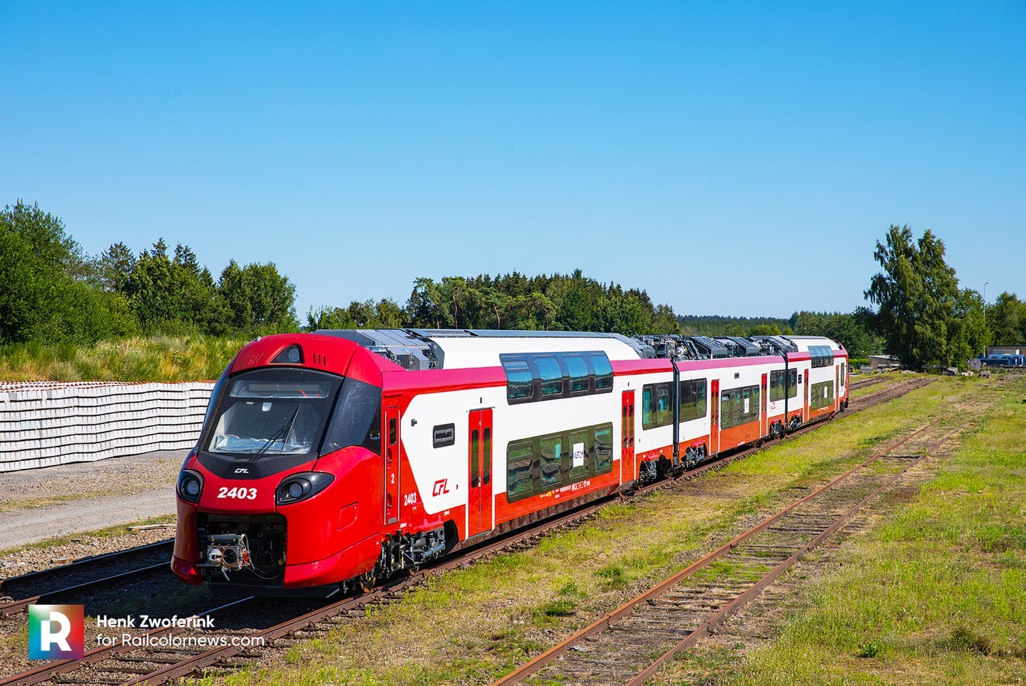 📸 by Henk Zwoferink 🇱🇺 The Coradia Streams HC units for CFL ⬆️ More photos on RailcolorNews.com
.
.
.
.
#alstom #coradia #alstomcoradia #AlstomCoradiaStreamHC #CoradiaStreamHC #CFL #CFLCoradia #2403 #eisenbahnfotografie #railwayphotography #railways #railways_of_germany #railcolornews #railcolornewsexpert #trainsineurope #trainstagram #bahn #neuezuge #newtrains #instatrain #chemindefer #chemindeferluxembourgeois #cheminsdeferluxembourgeois #railroadfan #trainelectrique #emu #spoorwegen #treinspotter