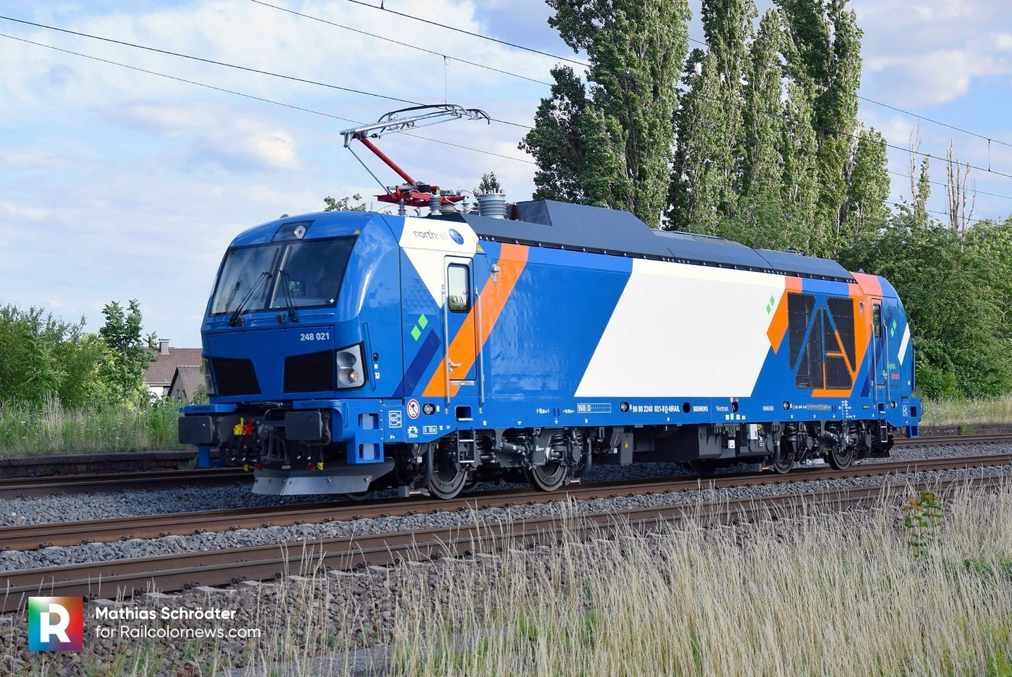 📷 by Mathias Schrödter 🇩🇪 Northrail Vectron Dual Mode with Rheincargo stickers ⬆️
.
.
.
.
#siemens #vectron #siemensvectrondualmode #siemens_mobility #vectrondualmode #dualmode #new #electriclocomotive #railways #railways_of_europe #railcolornews #ellok #train #locomotive #ellok #br248021 #bahnreihe248 #248021#Paribus #Northrail #duallocomotive #eisenbahn #zug #paribusnorthrail #nrail