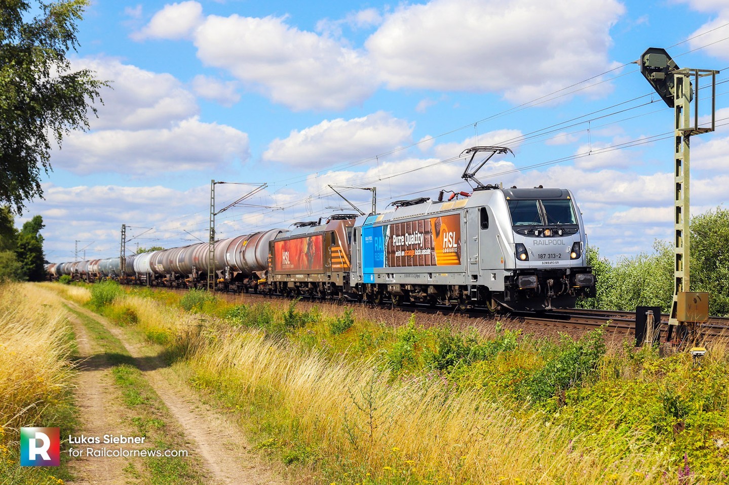 📸 by Lukas Siebner 🇩🇪 Chocoloco! Tasty design for Railpool > HSL Logistik 187 313 ⬆️
.
.
.
.
#railways #railcolornews #railways_of_europe #eisenbahnfotografie #railwayphotography #alstom #traxx #traxxac3 #alstomtraxx #railpool #hsllogistik #railpooltraxx #electriclocomotive #ellok #hsl #trenes #railcolor #zuge #bahn #chocoloco #trains_of_our-world #railways #railcolordesign #logistik #purequality