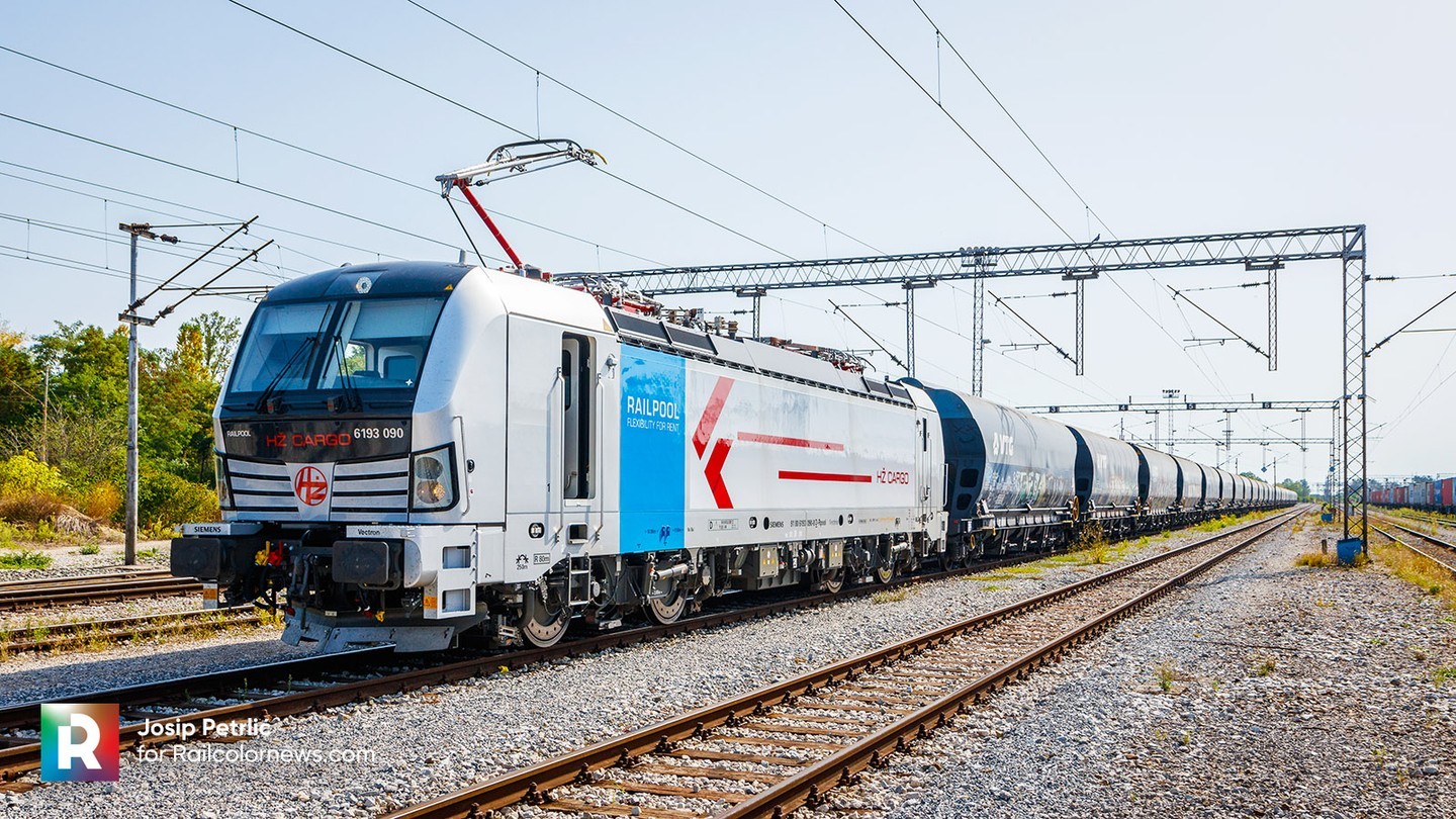 📷 by Josip Petrlić 🇭🇷 HŽ Cargo’s Railpool Vectron now with stickers ⬆️ See more pictures on RailcolorNews.com
.
.
.
.
.
#siemens #siemensvectron #vectron #br193 #6193090 #HZCargo #railways #railways_of_europe #eisenbahnfotografie #railwayphotography #ellok #electriclocomotive #Railpool #Railpoolvectron #locomotive #siemens_mobility #eisenbahnerfamilie #HŽCargo #ellok #bahnphoto #eisenbahn #locomotive #lokomotive #lokomotora #railcolor #railways #railfans #vlakovi #hrvatskezeleznice #zeleznice