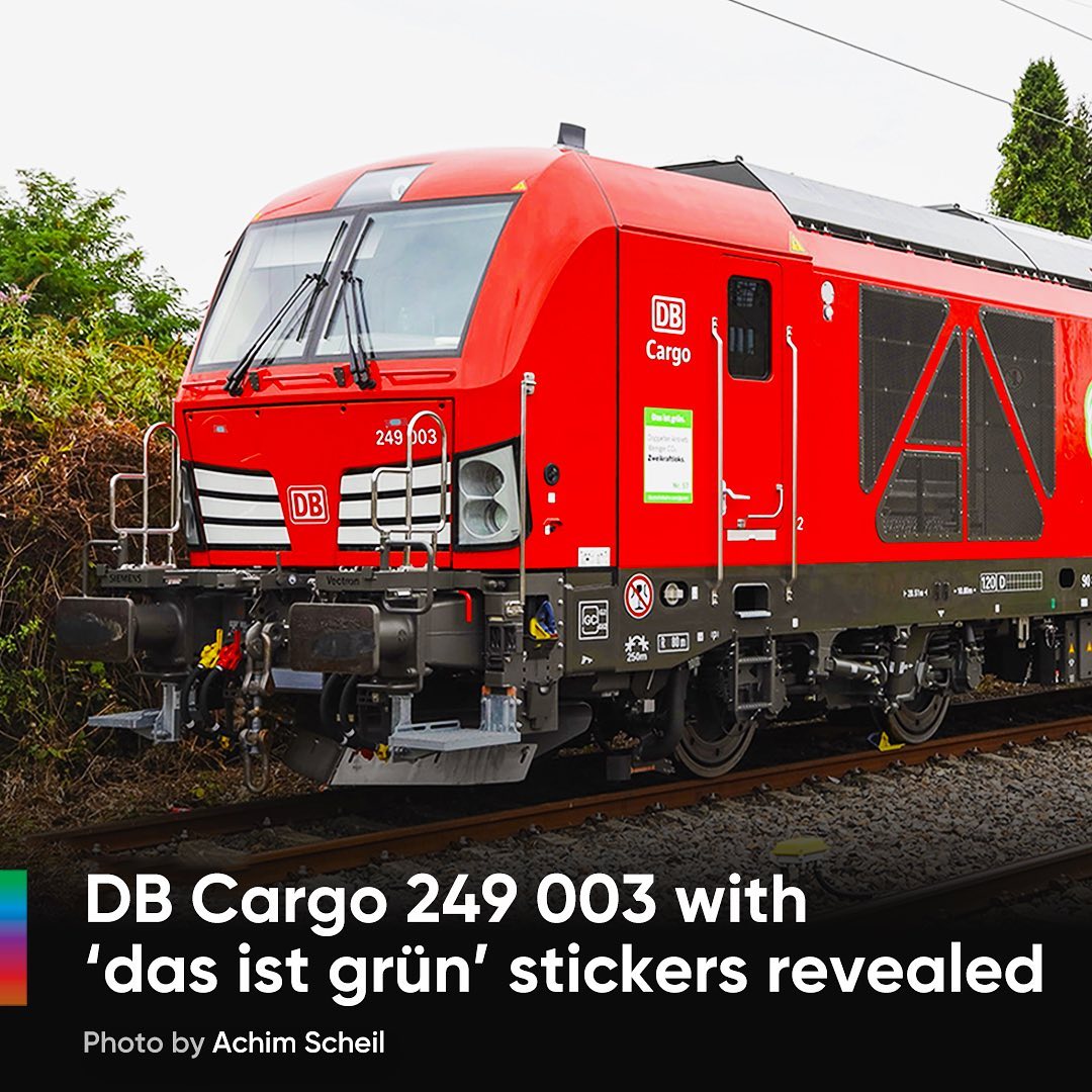 📷 by Achim Scheil 🇩🇪

249 003 of DB Cargo Deutschland was spotted at Mönchengladbach Hbf last weekend. What immediately catches the eye are the green stickers on its cab ends and bodyshell sides 🌱

See all pictures via the link in our bio ➡️

.

.

.

.

#siemens #siemensmobility #Siemensvectron #vectron #vectrondualmode  #249003 #DBcargo #DB #railways_of_europe #eisenbahnfotografie #railwayphotography #zug #Dualmode #electriclocomotive #locomotive #eisenbahn #bahnphoto #railcolor #railways #railfans #Dasistgrun