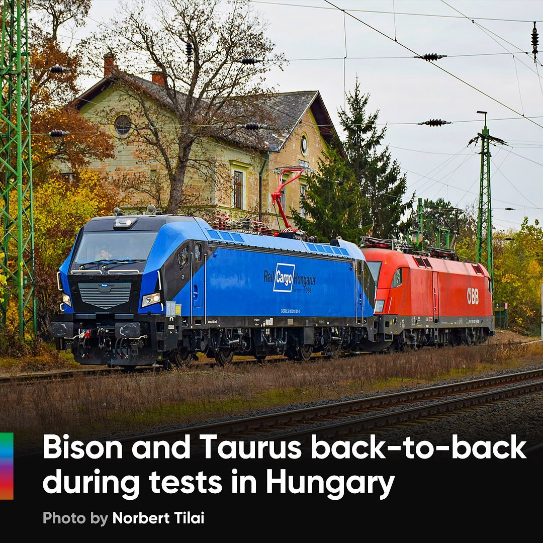 📷 by Norbert Tolai 
CRRC’s Bison continues its tests in Hungary, with assistance of an ÖBB Taurus 🦬 For more pictures and information about the Bison project, follow the link in our bio ⬆️
.
.
.
.
.
#crrc #crrcbison #railcargoHungaria #öbb #taurus #RH1116 #rh181 #electriclocomotive #ellok #locomotive #railways #railways_of_our_world #railways_europe #eisenbahn #eisenbahner #railcolor #railcolornews #igersbahn #instarail
