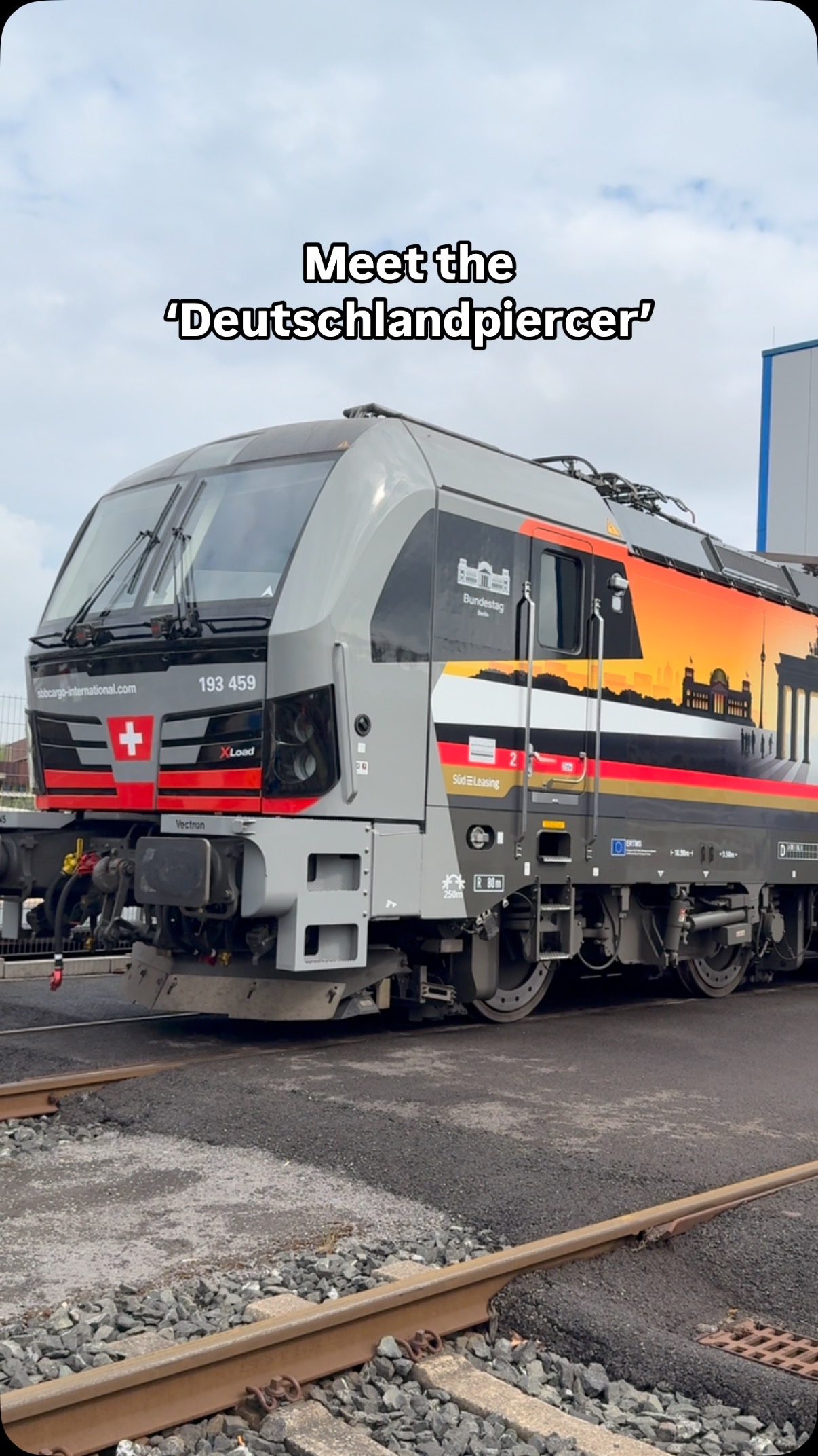 🇩🇪 SBB Cargo International’s 193 459 is now known as the ‘Deutschlandpiercer’ with a livery designed by Railcolordesign ✍️It features German landmarks such as the Brandenburger Tor (Berlin), Kölner Dom (Köln), Frauenkirche (Dresden), and many more…Have you spotted this locomotive? Tag us in your photos! 📸#deutschlandpiercer #sbbcargointernational #vectron #trainspotting #railcolor