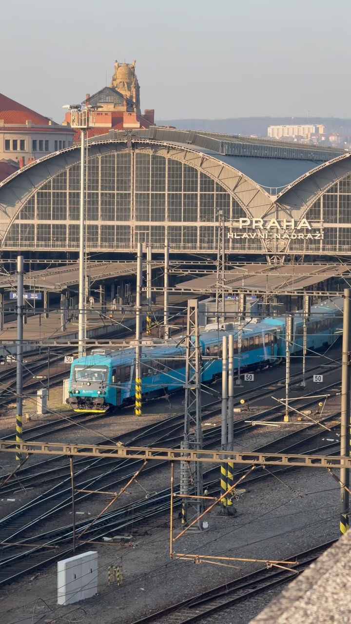 🇨🇿 Second-life in Czechia: These class 845 of Arriva Vlaky started out their lives as the class 628 for DB ➡️These trains have been thoroughly refurbished from 2019, and can be found on various regional lines in Czechia2 units operating for Arriva Vlaky can be seen departing Praha Hlavní nádraží Have you travelled on one of these units before? 💬#arrivavlaky #baureihe628 #arriva845 #praha #railcolor