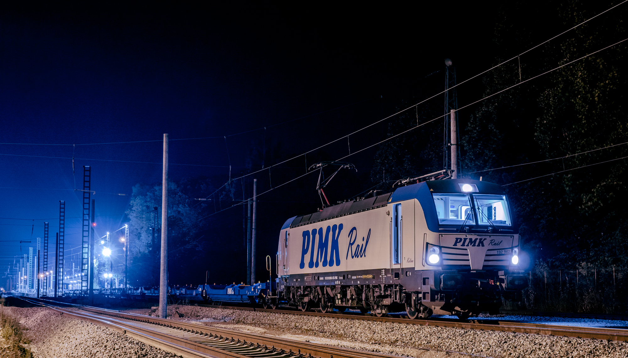 Vectron 192 962 "Kalina" at Septemvri Station, ready to depart with 18 brand new trailer flat cars