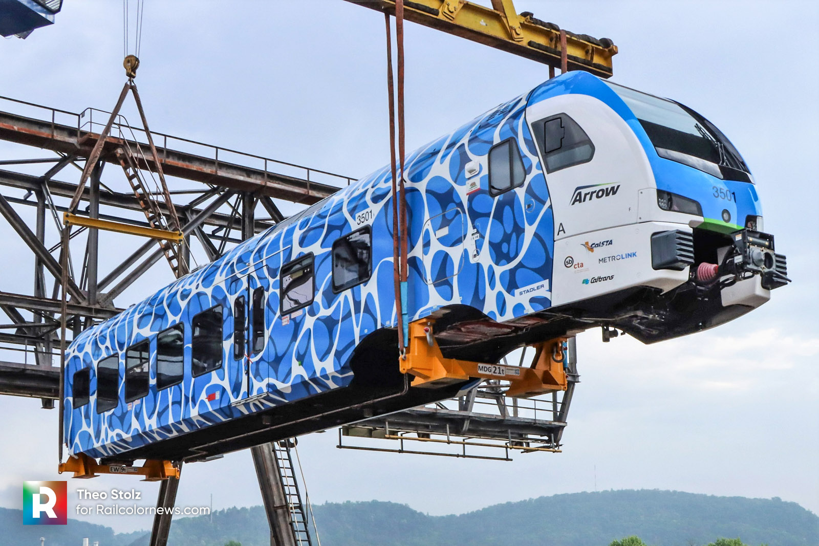 An end car is hovering on its way to the 'Induco' ship © Theo Stolz 22.06.2023 © Theo Stolz