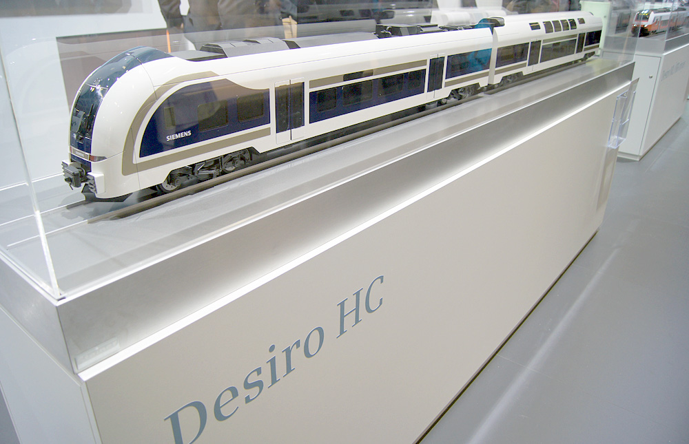 Model of the Desiro High Capacity, which is partly single and party double deck. Copyright Simon Wijnakker