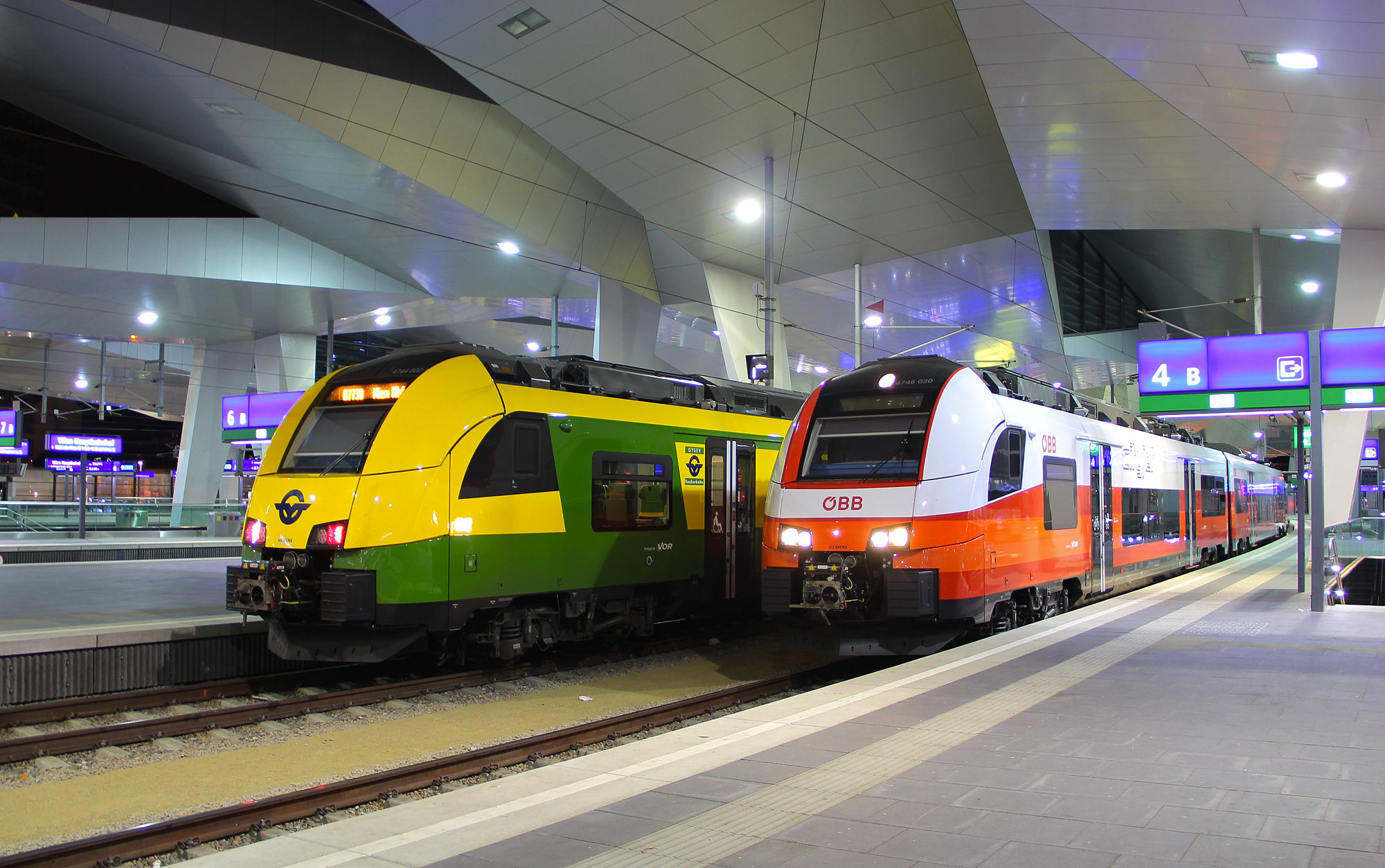 A Siemens Desiro ML of the GySEV meets with a CityJet version of the same type at Vienna's main station. Photo: Braňo Dolník