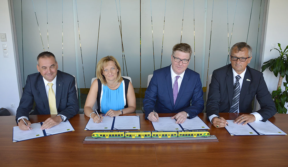 Contract signing. Copyright Stadler Rail
